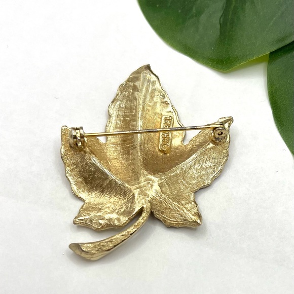 Charel Designed Vintage Golden Leaf Brooch - Picture 3 of 3